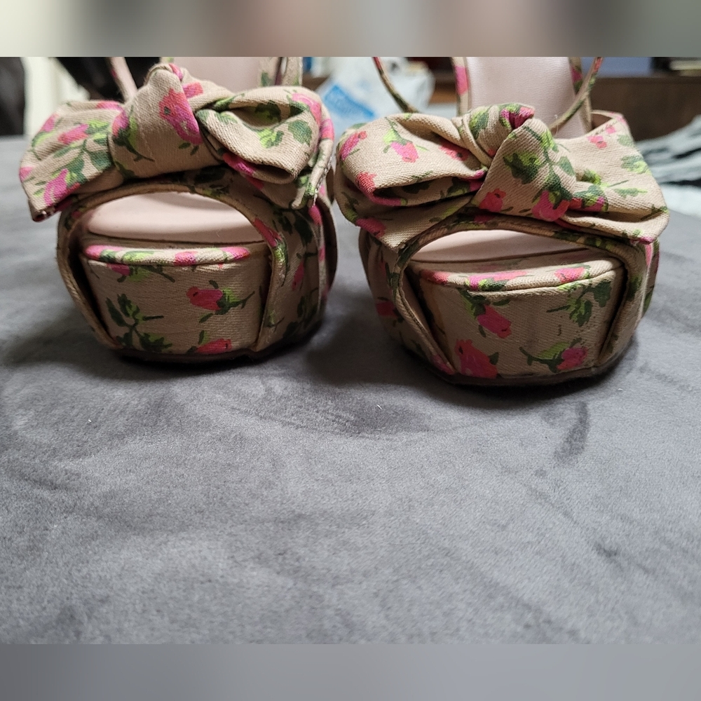 Betsey Johnson Haylie-D Platform Peep-Toe Heels Floral Roses Bow Ankle Strap 8M - Picture 5 of 10